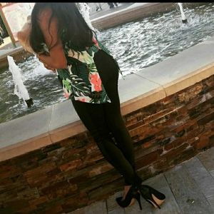 XS EXPRESS Floral print ShortSleeve top.